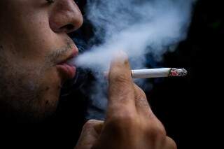 A fumaça do cigarro inalada diminui as potencialidades de defesa do organismo. (Foto: André Bittar/Arquivo)