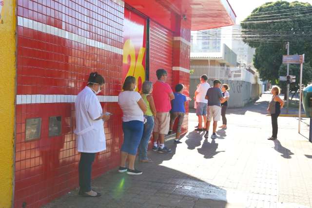 Procura por vacina repete filas e cenas de aglomera&ccedil;&atilde;o, apesar do coronav&iacute;rus