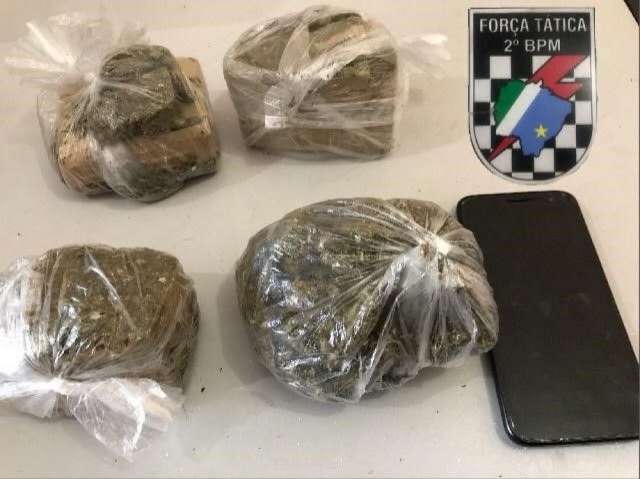 Prestes a arremessar pacotes de maconha em pres&iacute;dio, traficante acaba preso