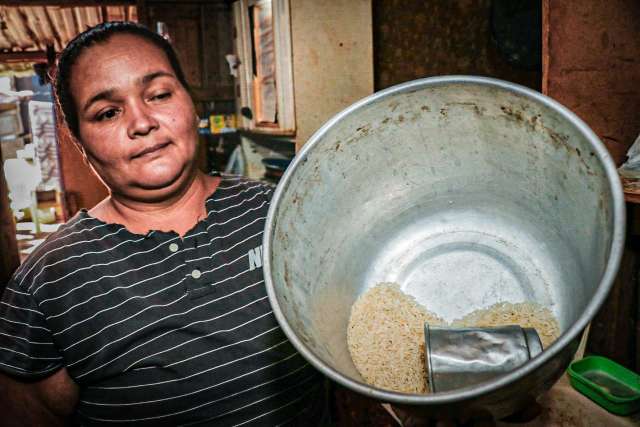 Fam&iacute;lias dependem de doa&ccedil;&otilde;es para superar dias parados e sem trabalho