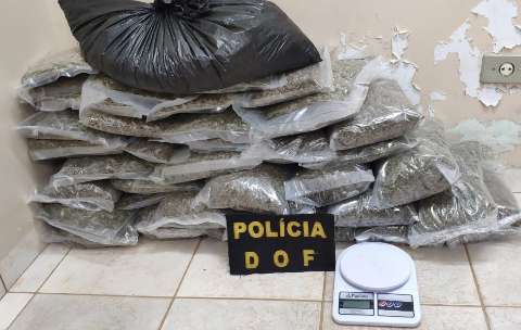 Homem foge, mas traficantes s&atilde;o presas com supermaconha que viria para a Capital