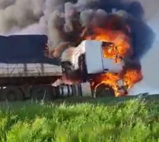 Inc&ecirc;ndio em cabine de bitrem interdita rodovia e por pouco n&atilde;o atinge fia&ccedil;&atilde;o