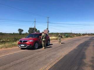 Militares paraguaios param carro em estrada no departamento de Concepción (Foto: ABC Color)