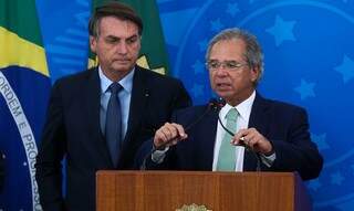 O presidente Jair Bolsonaro e o ministro da Economia, Paulo Guedes, que anunciaram medidas para socorrer a economia. (Foto: Agência Brasil)
