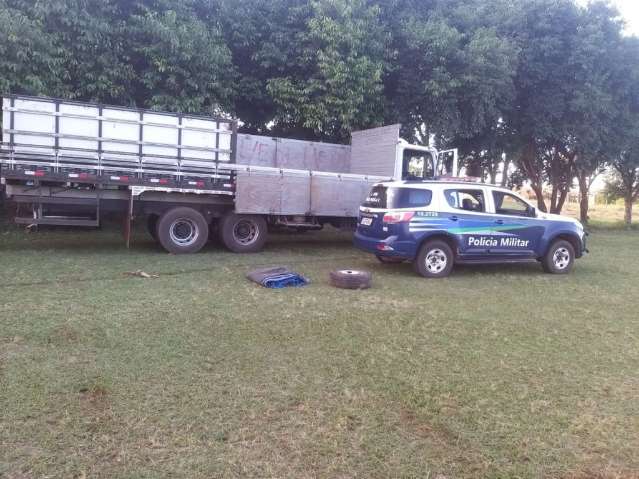 Traficante abandona caminh&atilde;o carregado com quase 800 kg de maconha 
