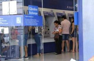 Abertura de bancos faz parte de plano de retomada da economia (Foto: Kisie Ainoã/Arquivo)