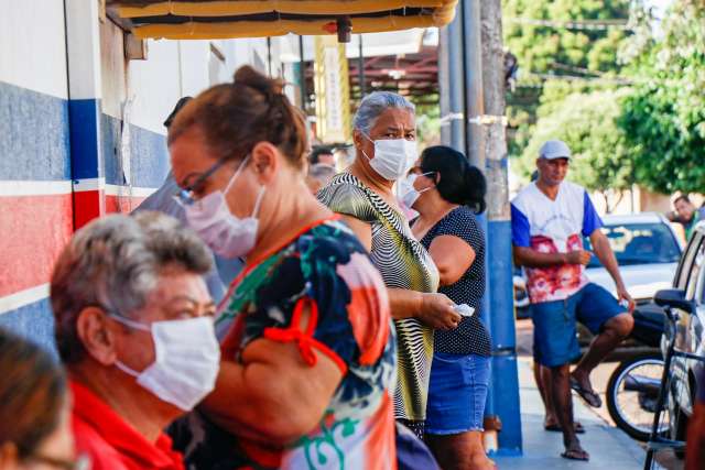 Idosos chegam de madrugada na tentativa de finalmente receberem vacina da gripe