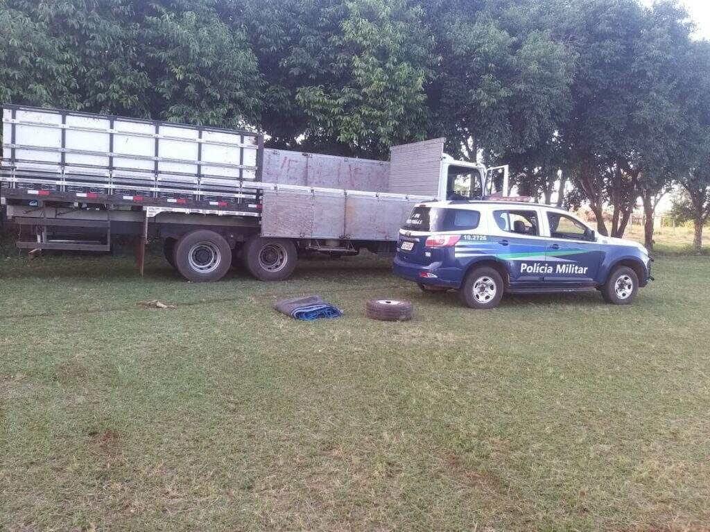 Traficante Abandona Caminh O Carregado Quase Kg De Maconha