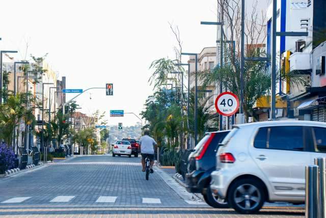 Com&eacute;rcio reabre segunda, mas 9 atividades seguem vetadas at&eacute; controle epid&ecirc;mico