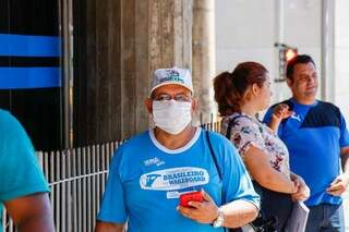 Morador utilizando máscara de proteção, uma das formas de se prevenir da doença. (Foto: Henrique Kawaminami)