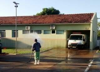 Em Bataguassu, composição de cloro e água é aplicado próximo às unidades de saúde (Foto: Divulgação/Prefeitura de Bataguassu)