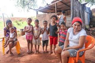 Tânia cuida de oito netos e ajuda duas filhas (Foto: Paulo Francis)
