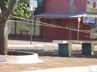 Bancos de praça em Batayporã foram isolados com faixa zebrada (Foto: Anaurelino Ramos/Ivi Hoje)