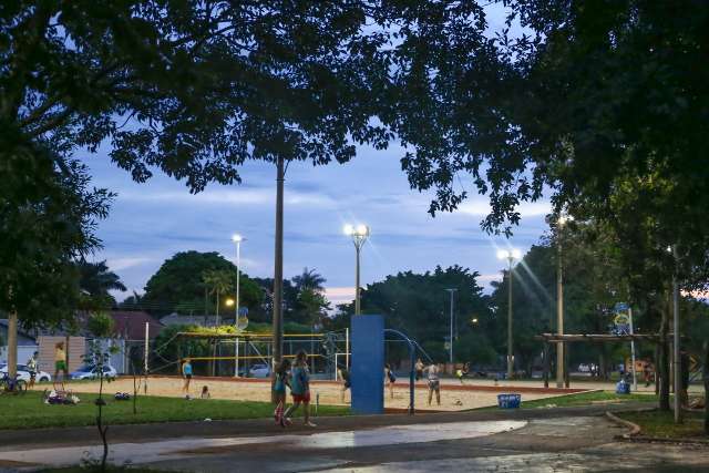 Regra &eacute; ficar em casa, mas na Pra&ccedil;a do Peixe, vida parece ter voltado ao normal