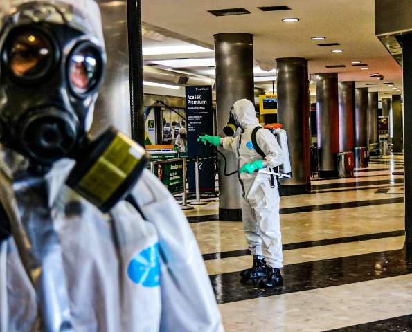 Com &aacute;lcool e &aacute;gua sanit&aacute;ria, militares descontaminam Aeroporto de Campo Grande
