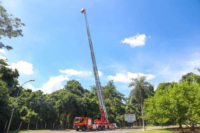Estendida pela 1&ordf; vez, escada Magirus gigante rouba a cena no Parque dos Poderes