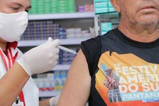 Idoso sendo vacinado em farmácia da Capital. (Foto: Kisie Ainoã)