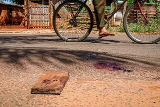 No local da briga, pedaço de pau e sangue no asfalto. (Foto: Henrique Kawaminami)