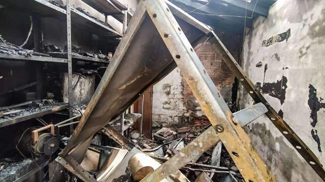  Ap&oacute;s pane el&eacute;trica, inc&ecirc;ndio destr&oacute;i quarto e telhado no Carand&aacute; Bosque