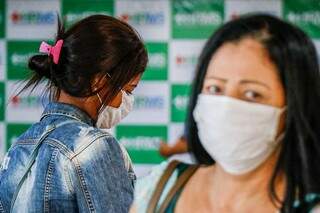 Mulheres usam máscara durante atendimento no Hospital Regional. (Foto: Henrique Kawaminami)