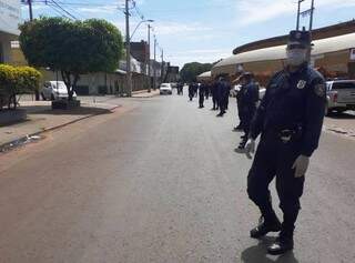 Policiais paraguaios enfileirados na Linha Internacional entre Pedro Juan Caballero e Ponta Porã (Foto: Capitán Bado.com)