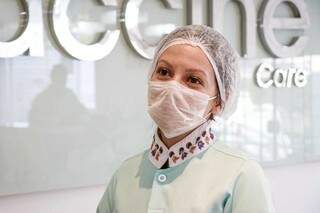 Nataly, enfermeira responsável pela Vaccine Care, em Campo Grande (Foto: Henrique Kawaminami)