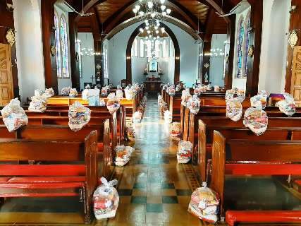 Com igreja fechada, padre espalha 130 cestas básicas para representar fiéis