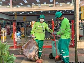 Funcionários da Solurb fazenda a limpeza e retirada do lixo que tomava conta de calçadas no Centro da Capital (Foto: Direto das Ruas)