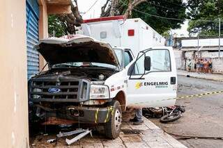 Dianteira da ambulância ficou danificada com o choque.