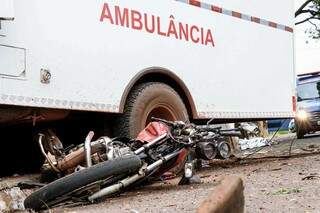 Ambulância e motocicleta envolvidas em acidente com morte nesta manhã. (Fotos: Henrique Kawaminami)