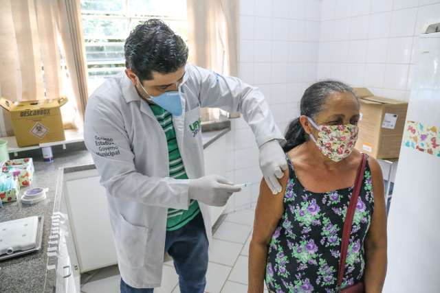 Por m&aacute;scaras cir&uacute;rgicas, enfermeiros apelam para troca com popula&ccedil;&atilde;o