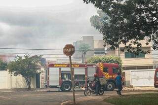 Corpo de Bombeiros conteve incêndio no Carandá Bosque (Foto: Henrique Kawaminami)