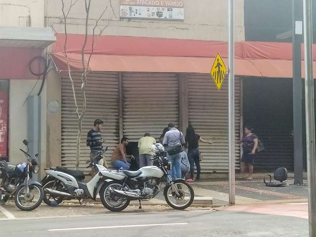 Na surdina, com&eacute;rcio burla decreto abrindo portinha em plena 14