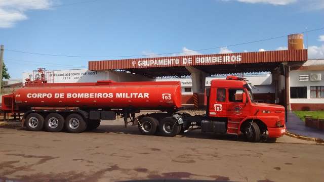 Carreta com madeira pega fogo e combate re&uacute;ne 4 equipes do Corpo de Bombeiros