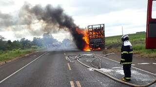 Carreta pegou fogo na rodovia BR-262, no trecho entre Campo Grande e Ribas do Rio Pardo. (Foto: Divulgação)