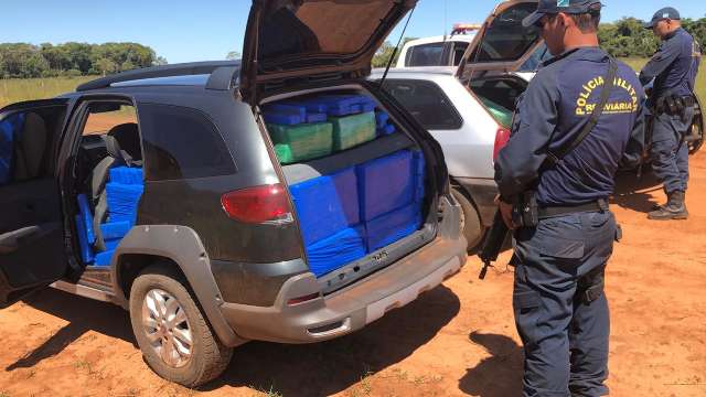 Ao ver viaturas, traficantes abandonam carros com mais de 1 tonelada de maconha