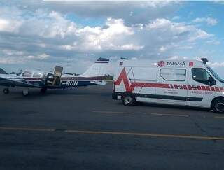 Avião e ambulância na pista de voo para transporte de paciente com Covid-19. (Foto: Divulgação\Amapil)