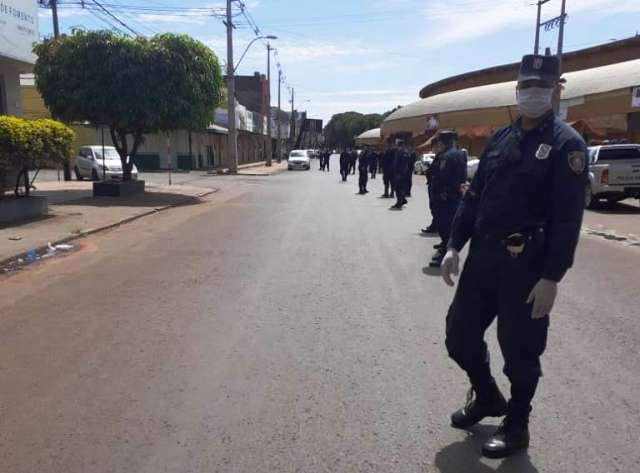 Pol&iacute;cia paraguaia faz barreira humana para impedir circula&ccedil;&atilde;o 