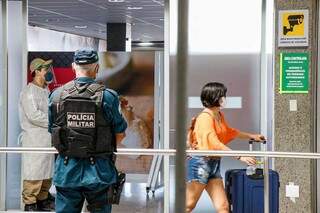 Passageiros são fiscalizados ao desembarcarem no Aeroporto Internacional de Campo Grande (Foto: Henrique Kawamina/Arquivo)