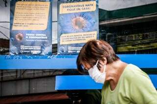 Na fila de banco da Capital, cartaz avisa: &#34;coronavírus mata&#34; (Foto: Henrique Kawaminami)