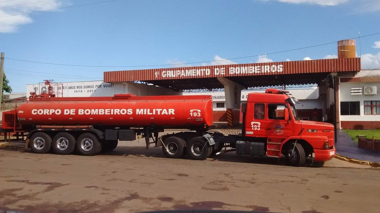 Vizinho fecha esquina com carretas e moradora reclama já bati meu carro -  Direto das Ruas - Campo Grande News