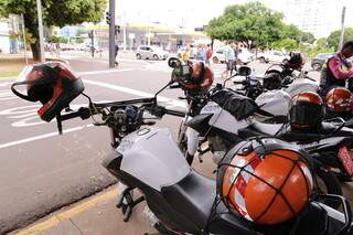 Motos enfileiradas em ponto de mototáxi na Avenida Afonso Pena. (Foto: Kisie Ainoã) 