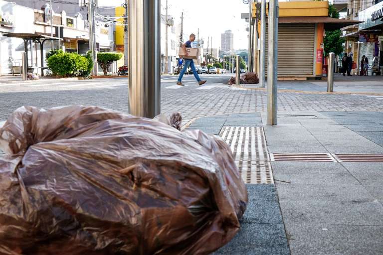 Após limpeza, esquinas ficaram cheias de sacos de lixo que foram estrategicamente colocados para serem coletados em seguida (Foto: Henrique Kawaminami)