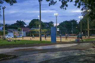 Apesar de considerado de alto risco, grupo jogava vôlei ontem na Praça do Peixe. (Foto: Pauo Francis)