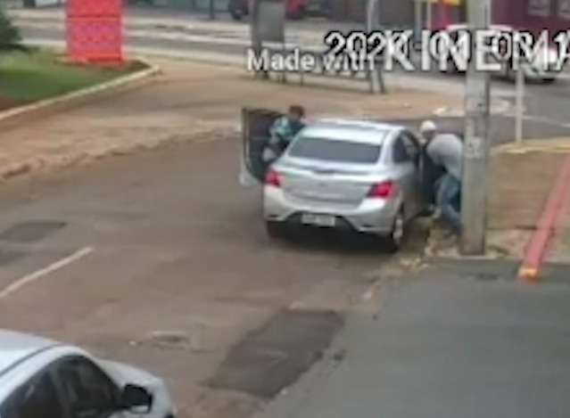Ladr&otilde;es roubam carro em sa&iacute;da de banco e um acaba preso depois de tiros no pneu