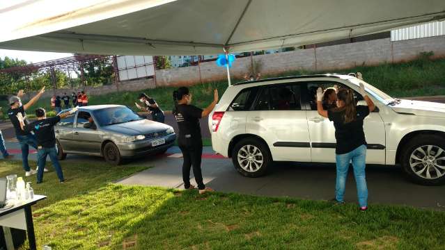 &quot;Drive Thru da Ora&ccedil;&atilde;o&quot; de igreja oferece b&ecirc;n&ccedil;&atilde;os &agrave; fam&iacute;lia e alento espiritual