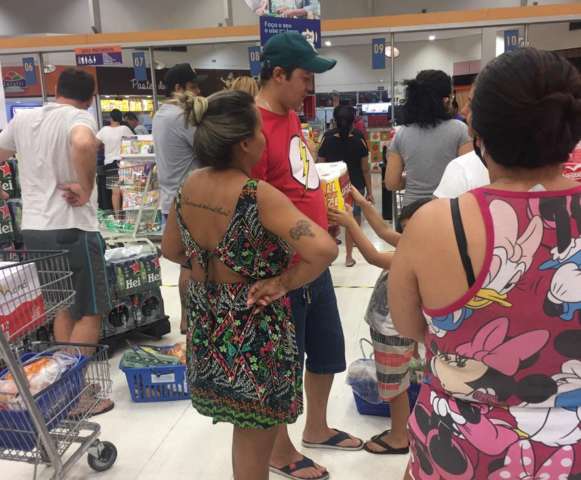 &ldquo;O povo n&atilde;o tem salva&ccedil;&atilde;o&rdquo;, diz leitora em supermercado lotado