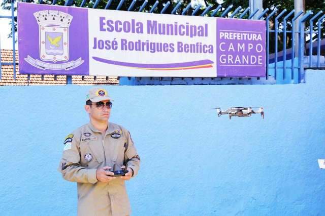 A&ccedil;&atilde;o contra Aedes tem drones para vistoriar calhas e telhados no bairro Amamba&iacute;