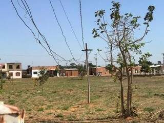 Ligações irregulares em terreno invadido por moradores em 2017. (Foto: Arquivo)