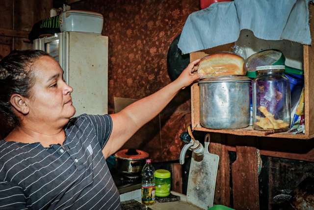 A fome j&aacute; bate a porta, mostram os retratros da favela e sob o pontilh&atilde;o
